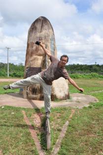 Literalmente, equilibrando-se sobre a linha do Equador, no sul de Roraima